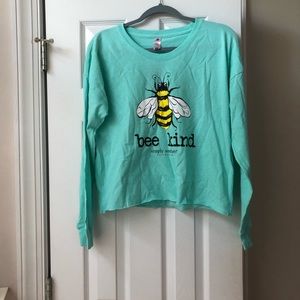 Cropped long sleeve T- shirt.